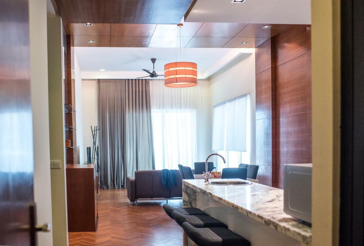 The Suites At Waterside Straits Quay By Plush Bagan Jermal エクステリア 写真